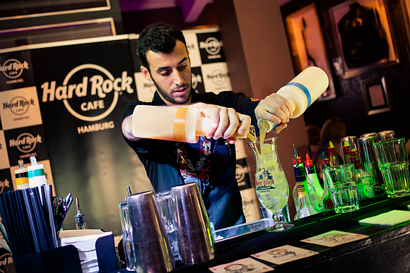Alin Tudor, cel mai bun barman Hard Rock Cafe din Europa