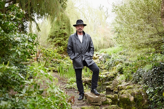 Ian Anderson (Jethro Tull) locuieste intr-o casa din secolul Xvi, cu 11 dormitoare si 15 bai