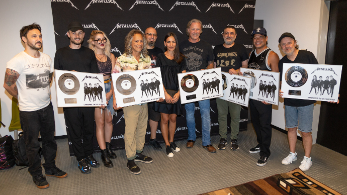 darkness Warship Main street Metallica a primit discul de platină pentru vânzările albumului în România  | Let's Rock.ro