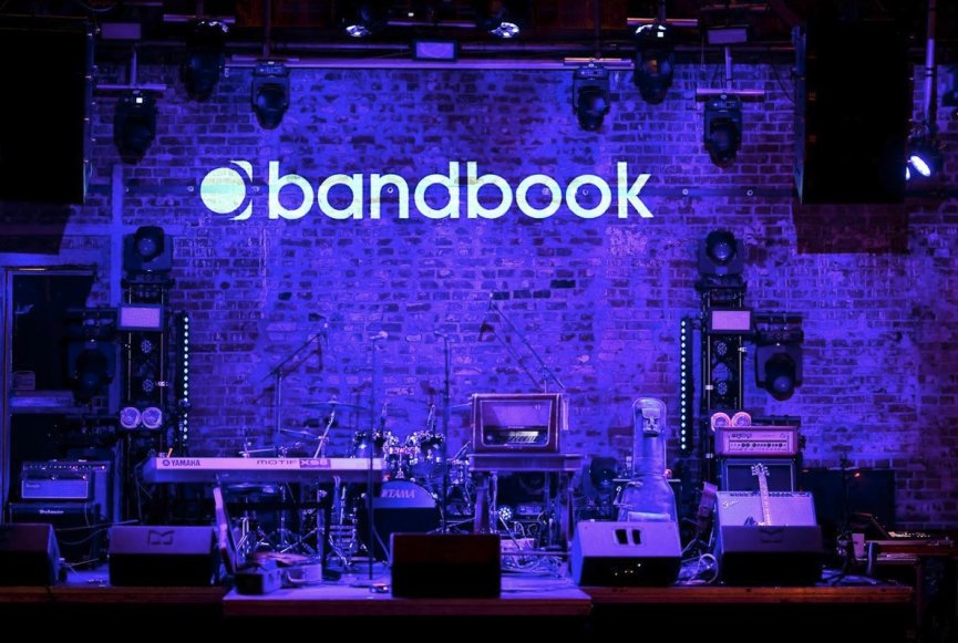 Aproximativ 800 de persoane au participat la evenimentul de lansare a platformei BandBook