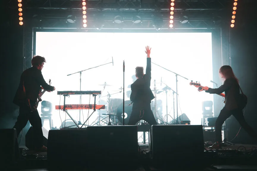 Claro Que No își arată latura cea mai heavy cu 'The Division', cea mai viscerală piesă de până acum