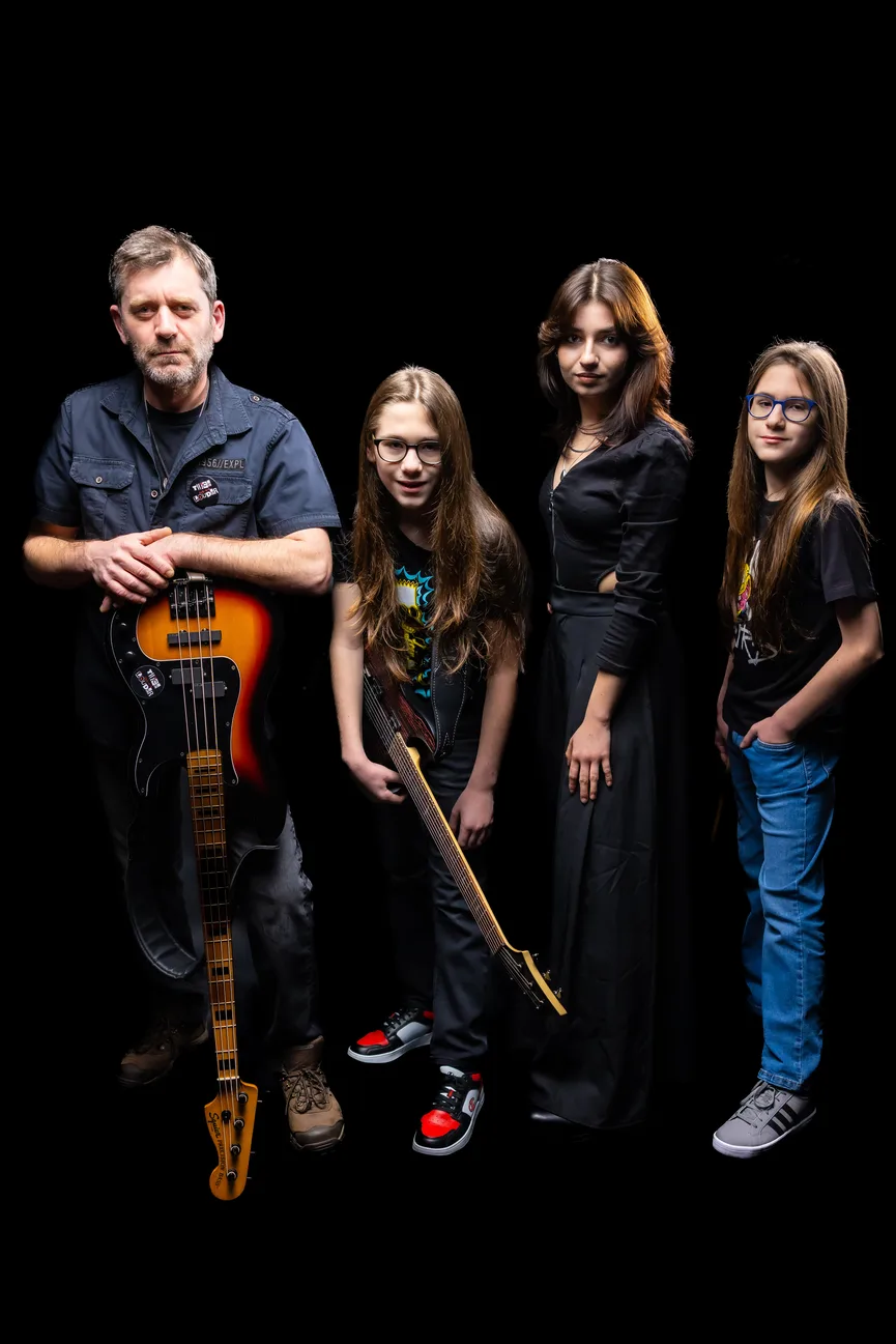2. Twice Louder a lansat piesă/videoclip - Ziduri de fum