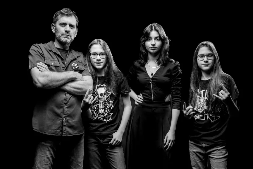 Twice Louder a lansat piesa 'Ziduri de fum' alături de un videoclip