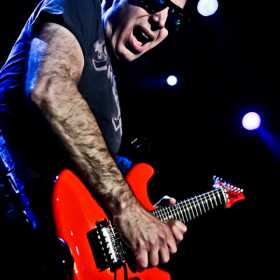 Joe Satriani, in premiera in Romania