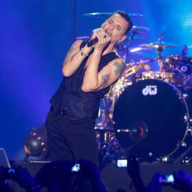 Solistul Depeche Mode – inconjurat de femei la Bucuresti