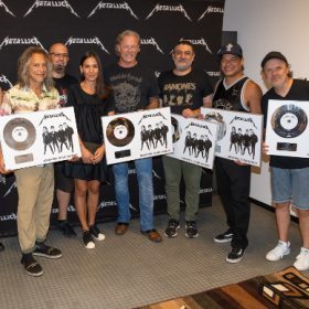 Metallica a primit discul de platină pentru vânzările albumului în România