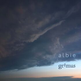 Grimus lansează noua piesă „Albie” alaturi de un videoclip live