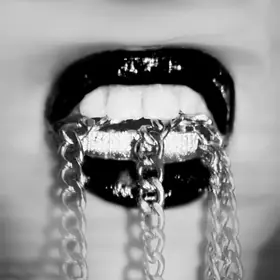 June Turns Black lansează 'bloodbox' - obsesia care te consumă