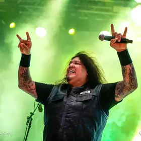 Dincolo de scenă și supraviețuire: Chuck Billy, legenda Thrash, își lansează memoriile despre lupta cu cancerul